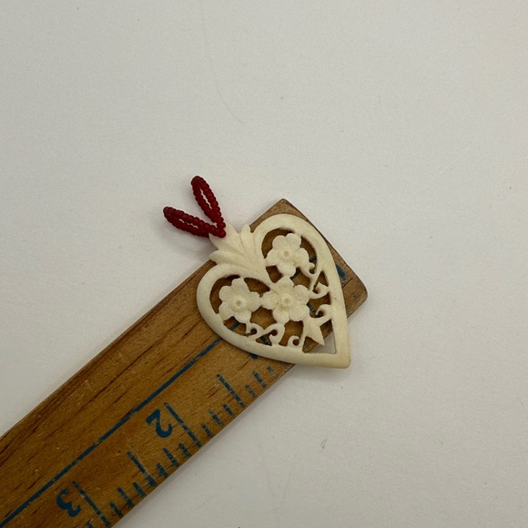 Vintage Elegant Cream Heart Floral Carved Bone? Pendant - Picture 9 of 9